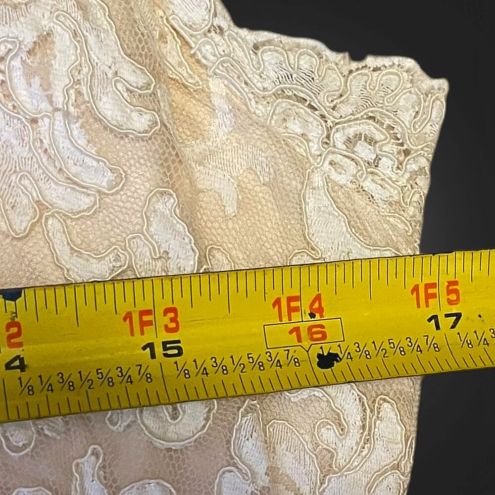 Vintage 1960s Sisto’s Ivory/Blush Corded Lace Pearl Button Cocktail Sheath Dress - Picture 5 of 9